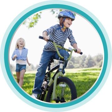 biseptine - un enfant à vélo et sa soeur qui court avec lui